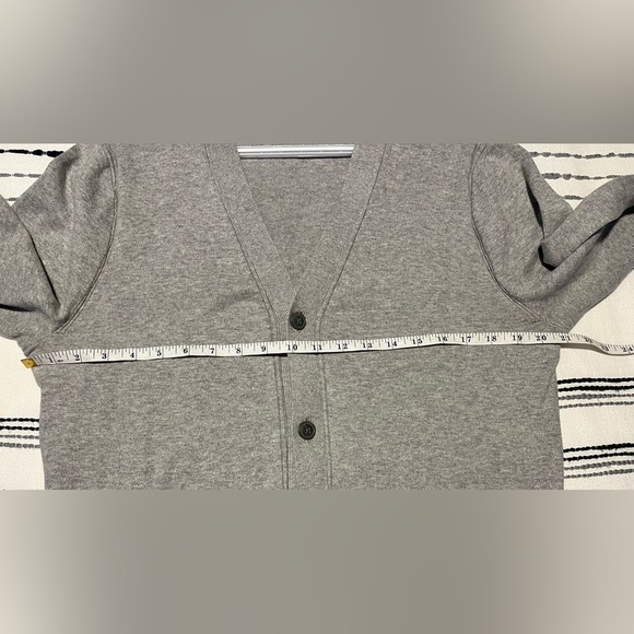 Like New GAP Gray Cardigan Sweater with V-neck and Long Sleeves Size Medium - Picture 12 of 13
